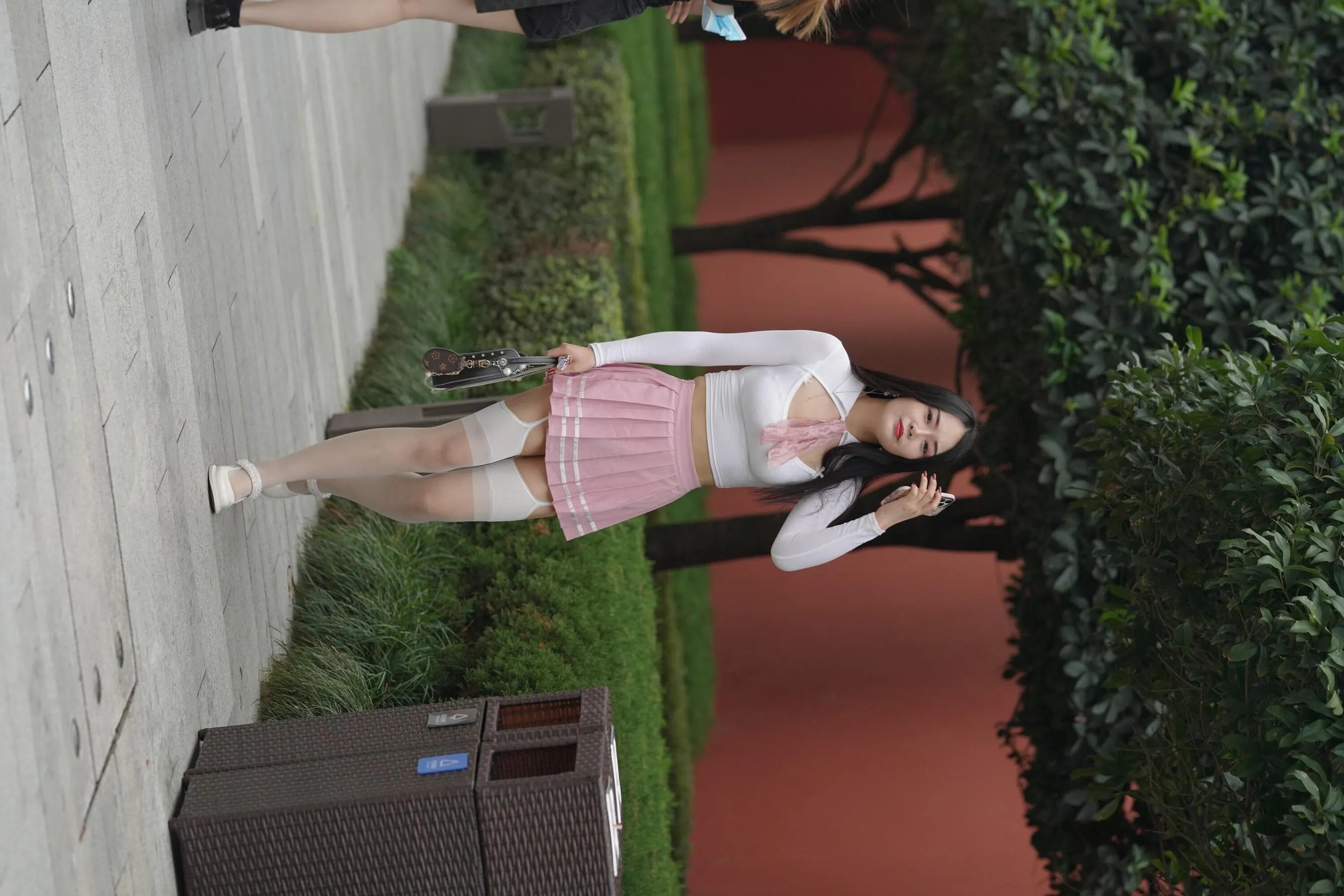 魔镜街拍 NO.161 街拍白丝吊带袜美女 [109P]插图5